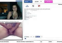Die Schlampe im grünen BH und im fetten Arsch lutscht einen riesigen Schwanz auf dem kostenlose deutsche pornofilme Sofa